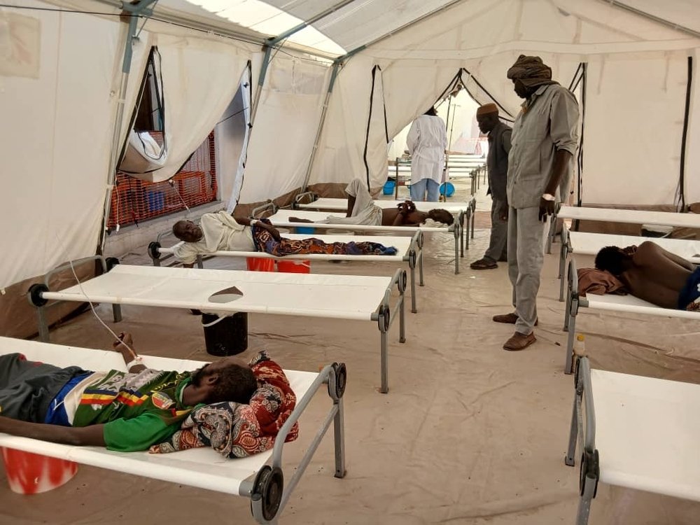 Mensen worden behandeld voor cholera in Soedan