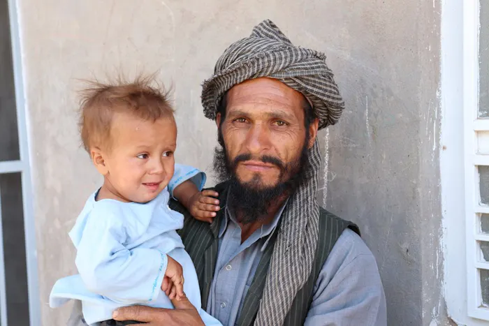 Vader met zoontje in kliniek van Artsen zonder Grenzen in Herat, Afghanistan