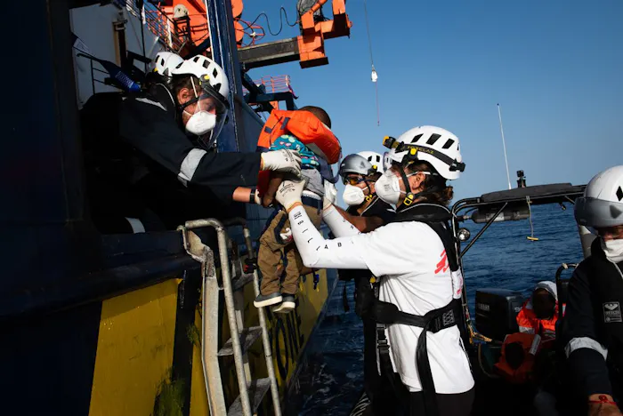 Kindje gered van boot Middellandse Zee door Artsen zonder Grenzen