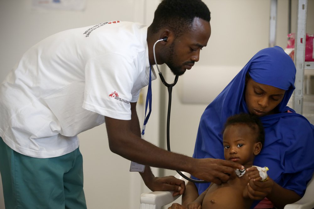 Medewerker Artsen zonder Grenzen test kind op TB in Sierra Leone