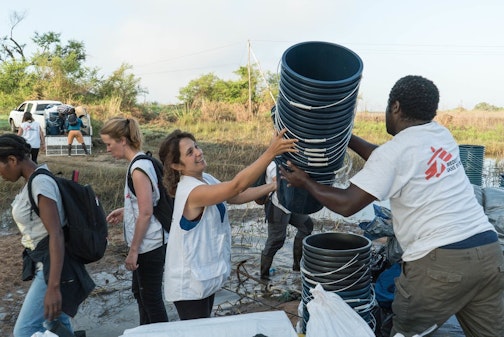 Het uitladen van noodhulppakkette in Mozambique