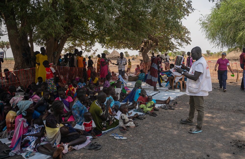 medische coördiantor spreekt met vrouwen bij mobiele kliniek van Artsen zonder Grenzen