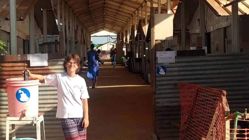 Arts Ayla Emmink van Artsen zonder Grenzen bij een handwaskraan in het Artsen zonder Grenzen ziekenhuis in Bentiu, Zuid-Soedan.