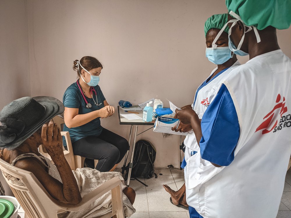 Twee verpleegkundigen en een arts tijdens een consult in onze mobiele kliniek in Haïti