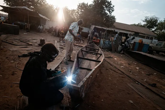 Lassers hebben een werkplaats opgezet om kano's te maken. Veel mensen maken gebruik van een kano om zichzelf te verplaatsen