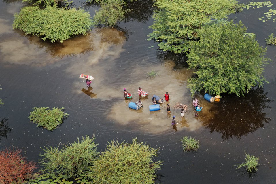 Een groep mensen vlucht voor een overstroming in Zuid-Soedan.