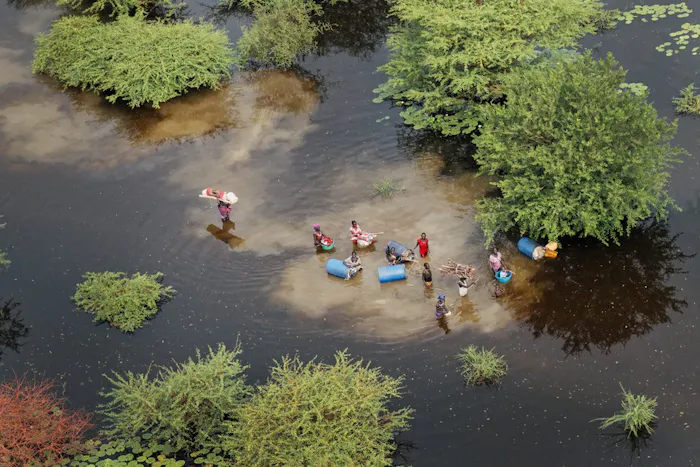 Een groep mensen vlucht voor een overstroming in Zuid-Soedan.