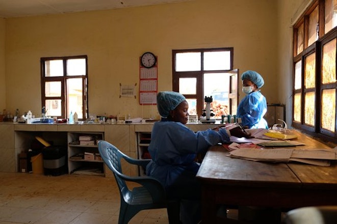 Het laboratorium van het ziekenhuis van Mabalako in Congo, dat we ondersteunen.