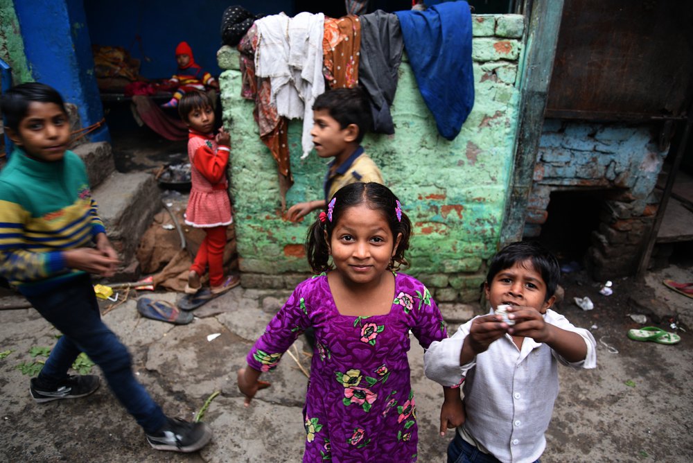 Kinderen op straat in Jahangirpuri, India.