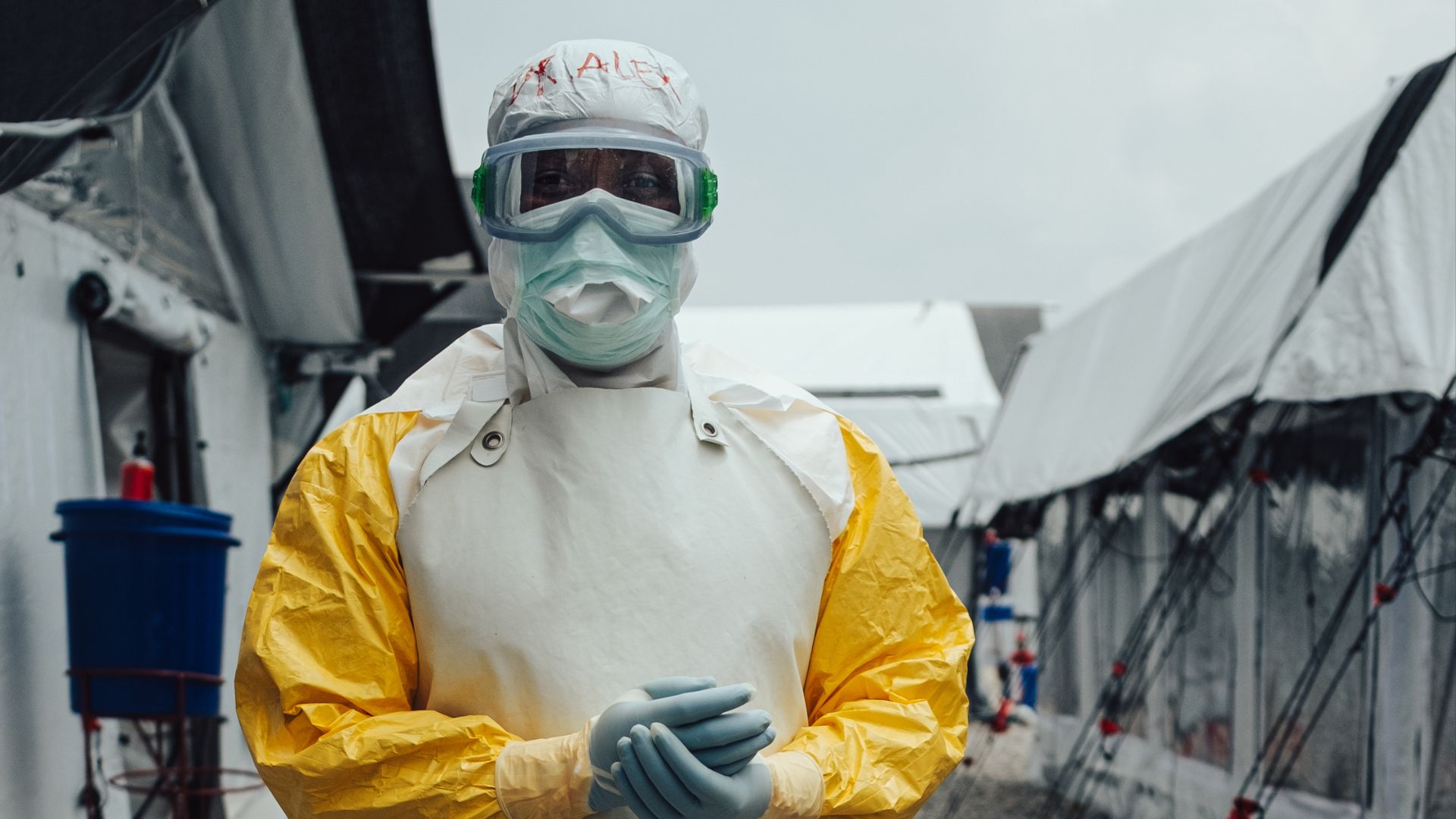 Arts Alex in beschermende kleding in het ebolabehandelcentrum, Oost-Congo