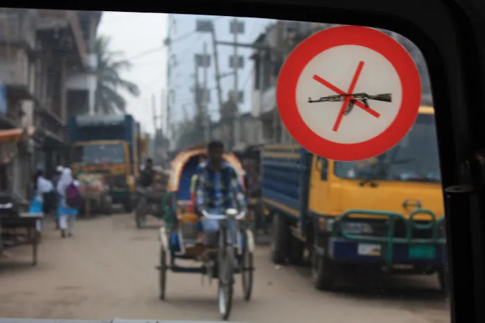 Druk verkeer in de wijk Kamrangirchar in Dhaka, Bangladesh