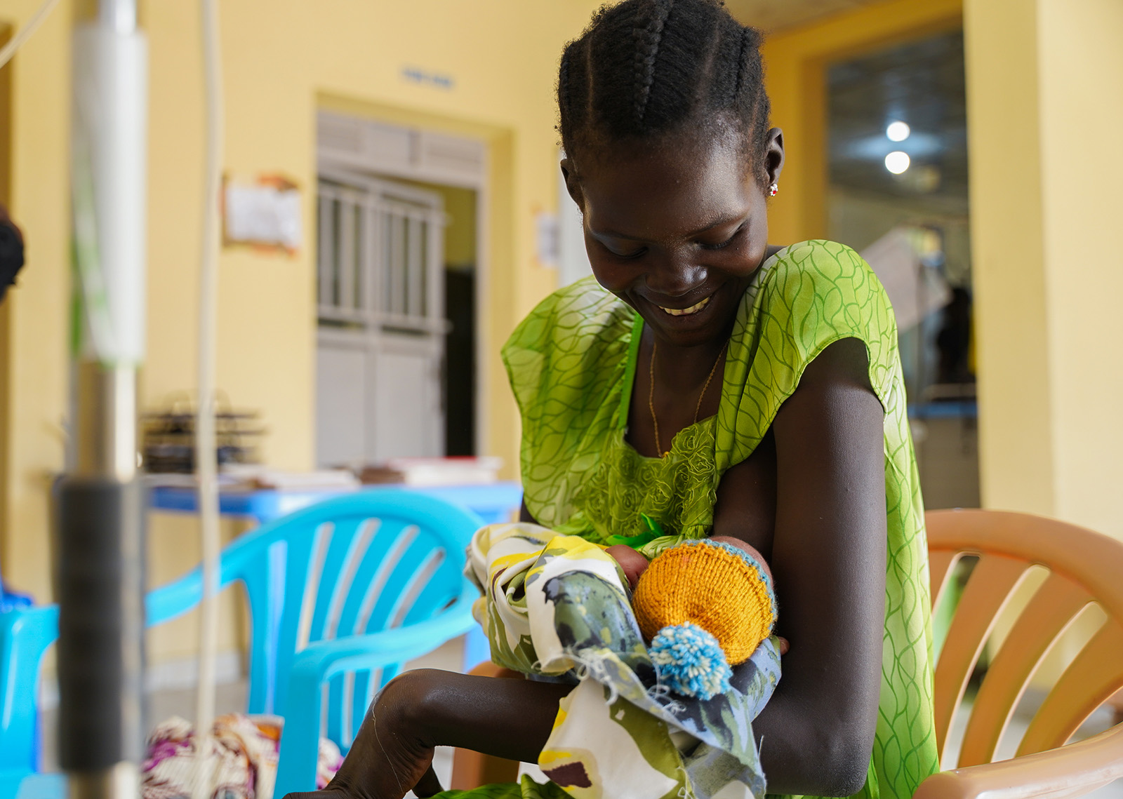 Nyamal Kuong voedt haar pasgeboren baby op de afdeling neonatologie van het ziekenhuis in Bentiu, waar onze teams ondersteuning bieden. Zuid-Soedan, juli 2025