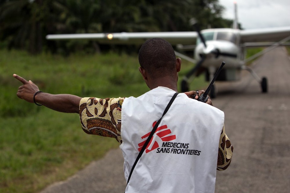 Er is zojuist een vliegtuig geland om ons ziekenhuis in het plaatsje Walikale te bevoorraden
