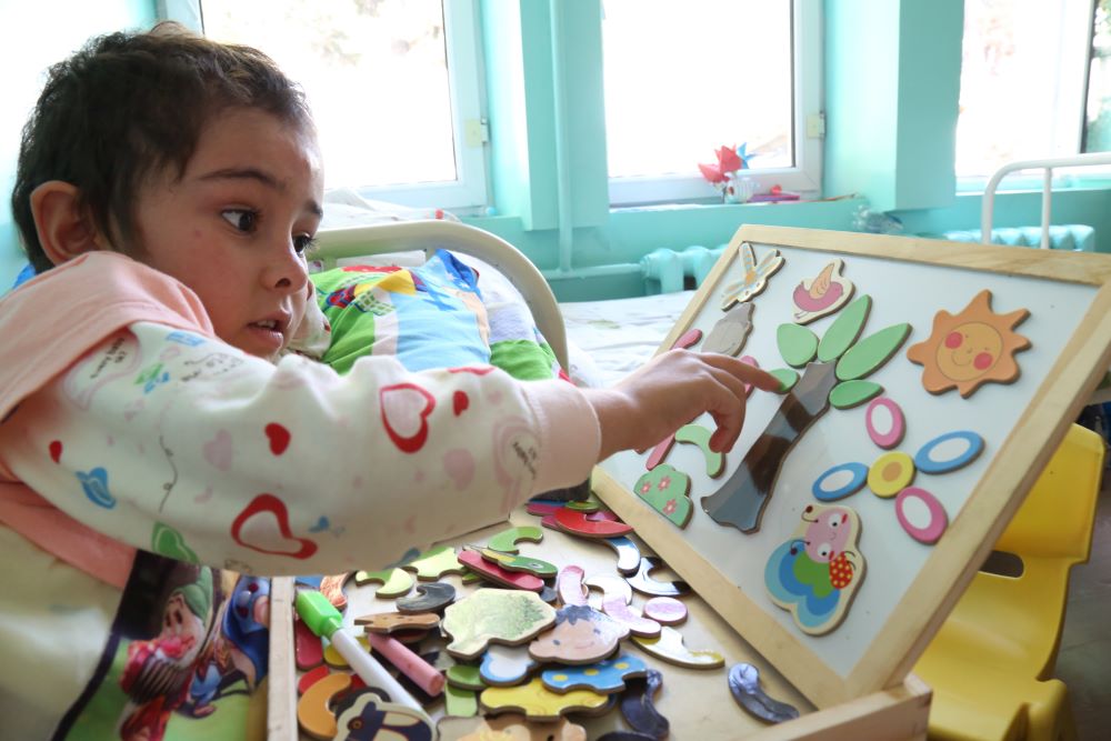 Speeltherapie bij tuberculose-behandeling kinderen in Tadzjikistan