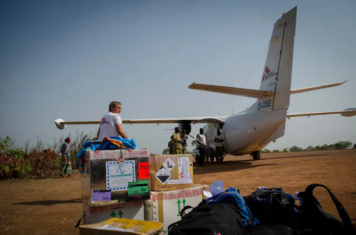 Team per vliegtuig naar Paoua in de Centraal-Afrikaanse Republiek
