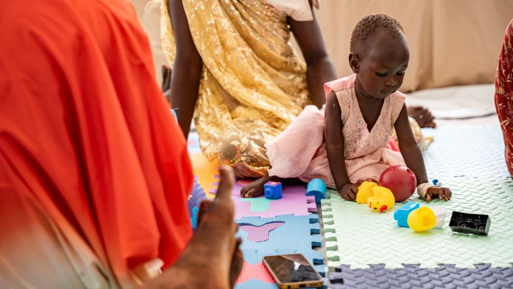Een kind in vluchtelingenkamp Kule in Ethiopië krijgt speltherapie.