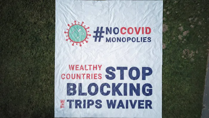 Met een spandoek voor het kantoor van de Wereldhandelsorganisatie in Genève zetten we onze oproep kracht bij