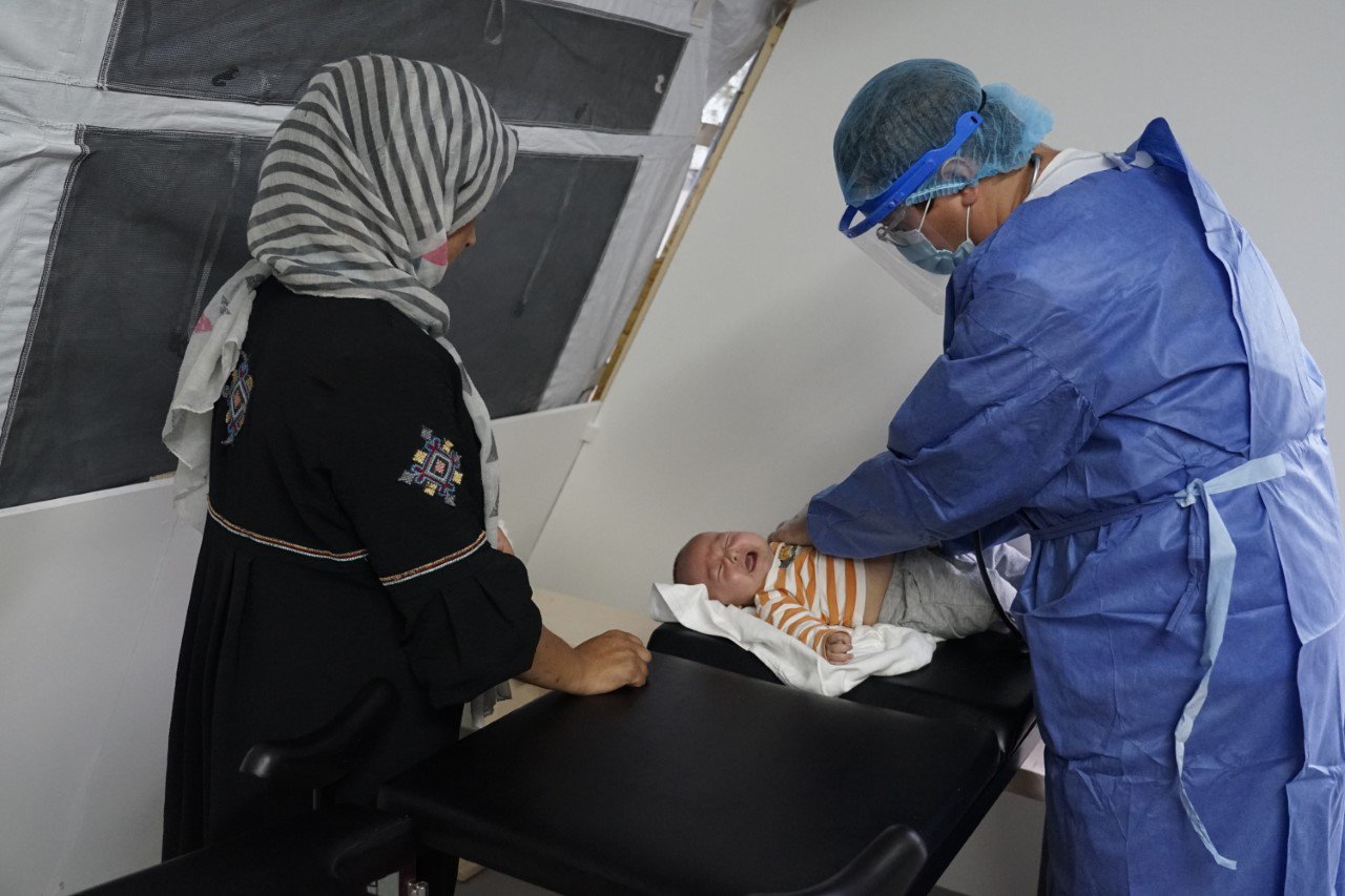 In onze kliniek bij kamp Moria biedt ons team medische hulp aan slachtoffers van de branden. Deze baby heeft rook ingeademd en lijdt aan koorts