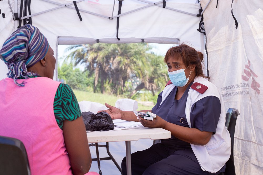 Psycholoog Artsen zonder Grenzen in gesprek met een patiënt.
