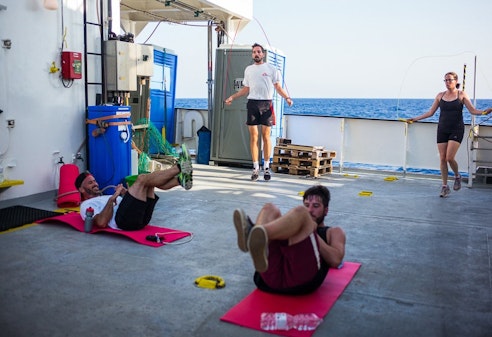 Medewerkers sporten op reddingsschip SOS Mediterranee