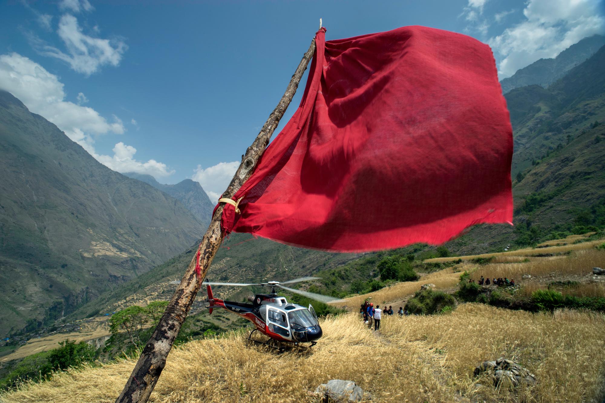Medische hulp per helikopter in een afgelegen dorp in Nepal