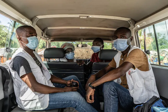 Team van psychosociaal hulpverleners zijn onderweg naar een vluchtelingenkamp voor een sessie.