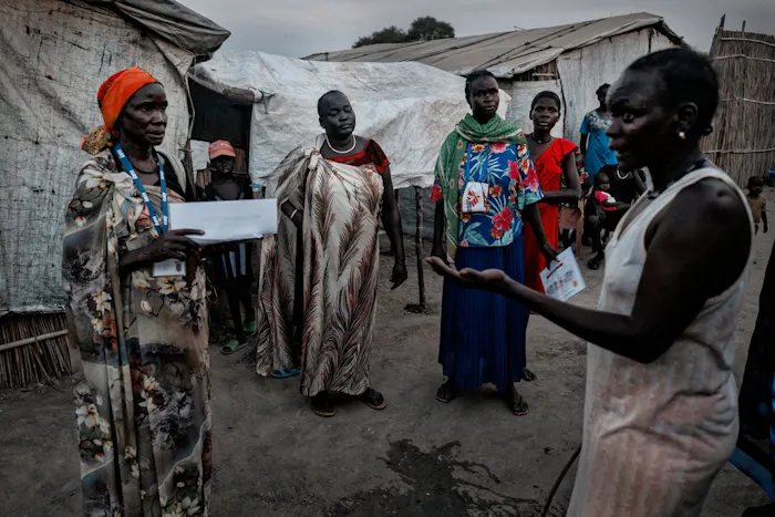 Een vrouw vertelt hoe onrechtvaardig het is dat vrouwen vaak gewelddadig worden aangevallen als ze op zoek gaan naar brandhout. © Sean Sutton