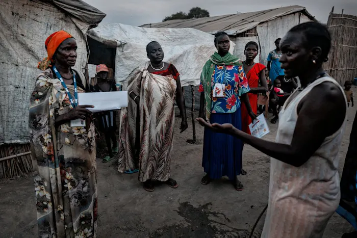 Een vrouw vertelt hoe onrechtvaardig het is dat vrouwen vaak gewelddadig worden aangevallen als ze op zoek gaan naar brandhout. © Sean Sutton