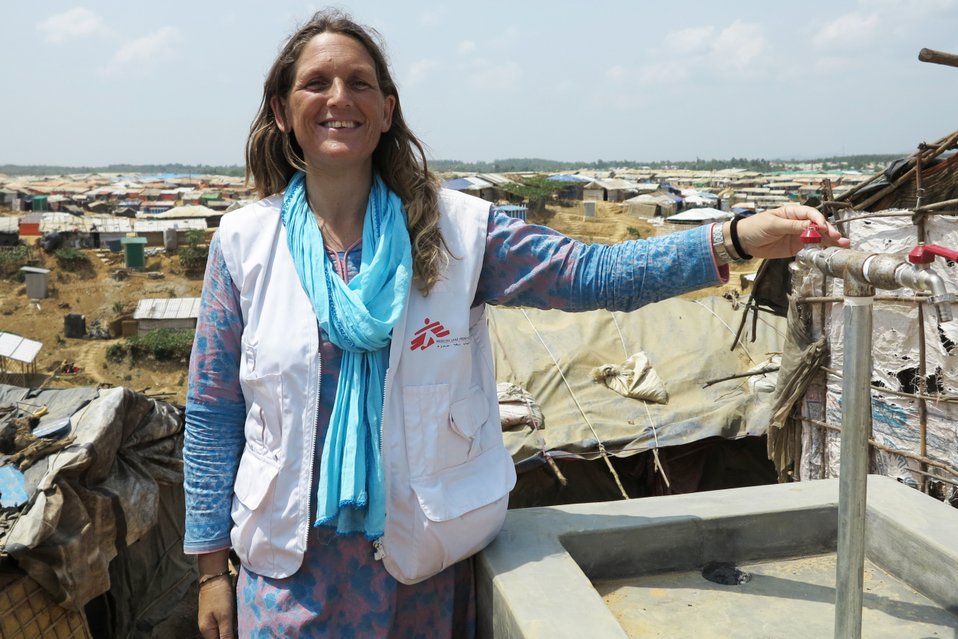 Een medewerker van Artsen zonder Grenzen staat bij een waterinstallatie in Bangladesh.