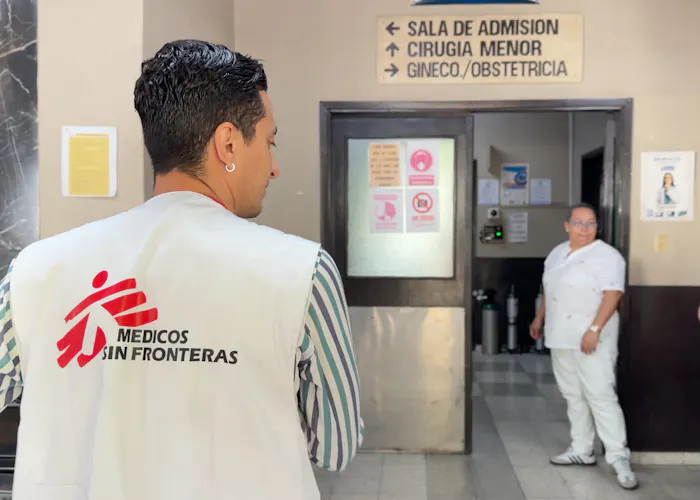 Medewerkers van Artsen zonder Grenzen ondersteunen de spoeddienst in El Hato, Honduras, en sporen vroegtijdig gevallen van dengue op.