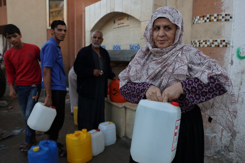 Schoon water is schaars in Gaza sinds de sanitaire systemen zijn afgesloten.