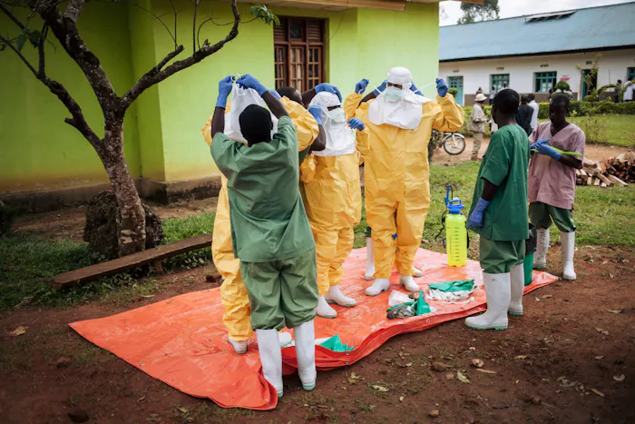 Ebolapak aantrekken