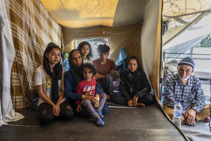 Vluchtelingengezin in een tent op Lesbos