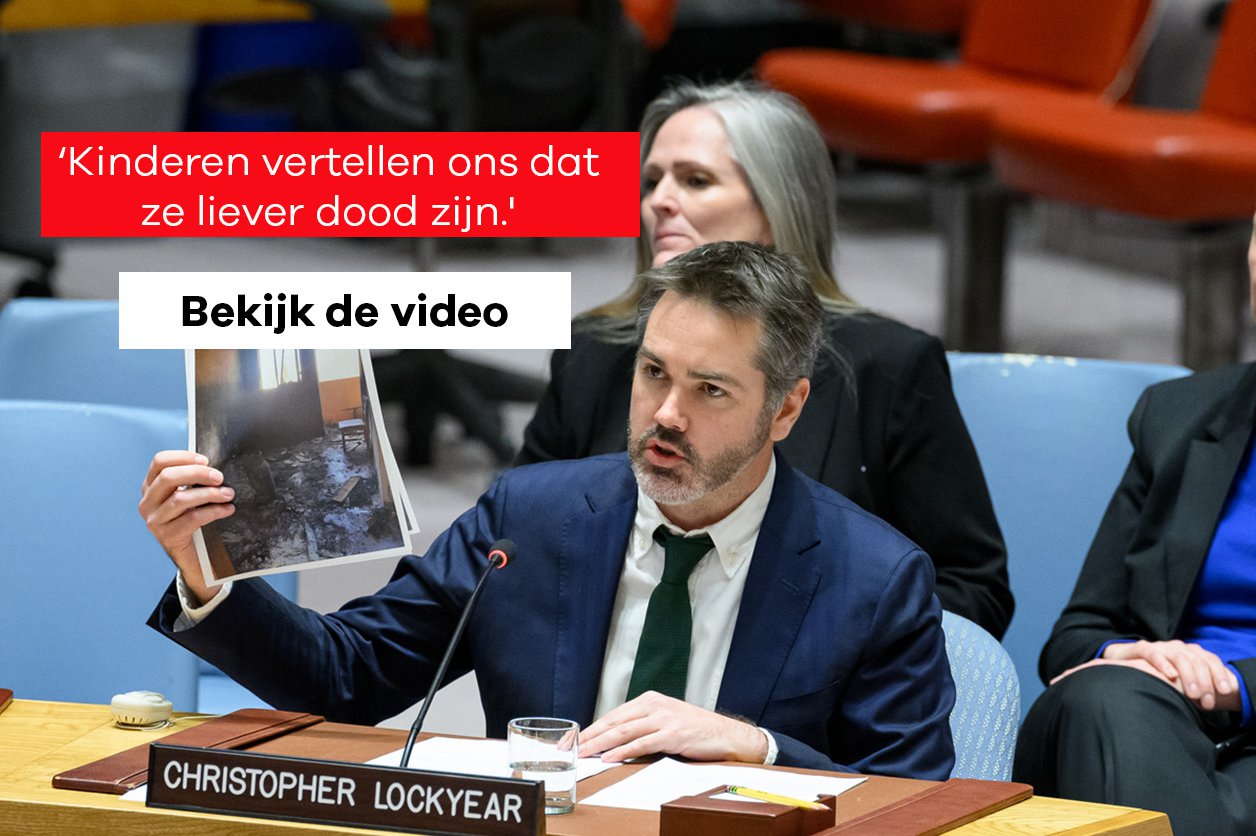 Christopher Lockyear toont een foto van de vernietiging in Gaza na aanvallen van Israël.