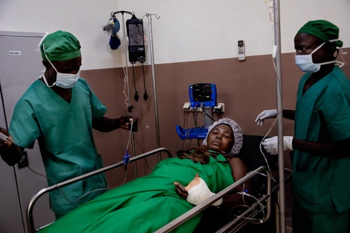 France wordt na haar operatie naar de uitslaapkamer van het ziekenhuis gebracht